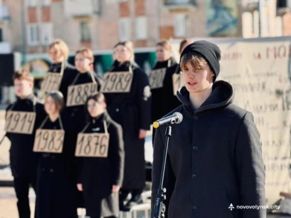 «Мова – наш кордон»: у Нововолинську представили перформанс11