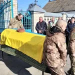 Напередодні третіх роковин повномасштабного вторгнення Росії Острожчина попрощалася з двома воїнами