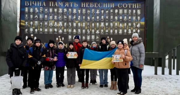 Нововолинським ліцеїстам провели виховну годину біля Меморіальної стели Небесній Сотні