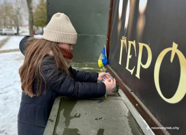 Нововолинським ліцеїстам провели виховну годину біля Меморіальної стели Небесній Сотні6