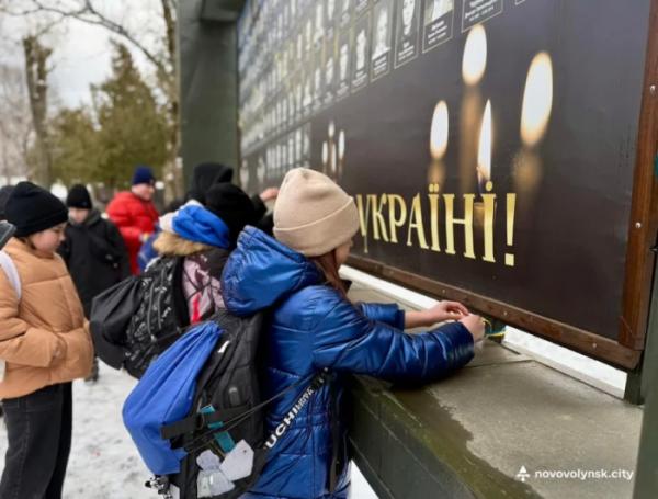 Нововолинським ліцеїстам провели виховну годину біля Меморіальної стели Небесній Сотні5