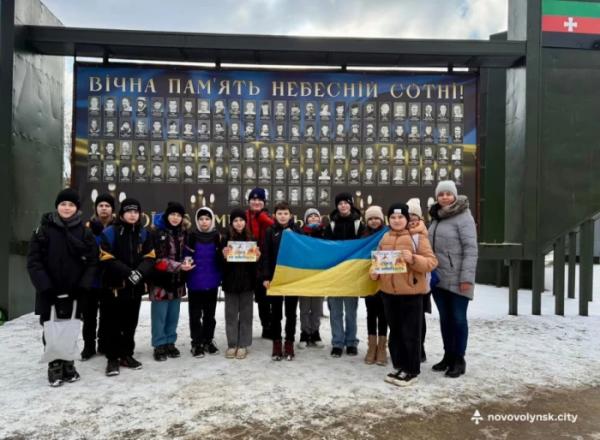 Нововолинським ліцеїстам провели виховну годину біля Меморіальної стели Небесній Сотні4