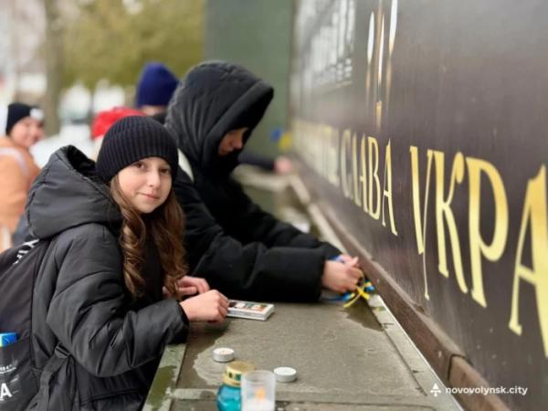 Нововолинським ліцеїстам провели виховну годину біля Меморіальної стели Небесній Сотні2