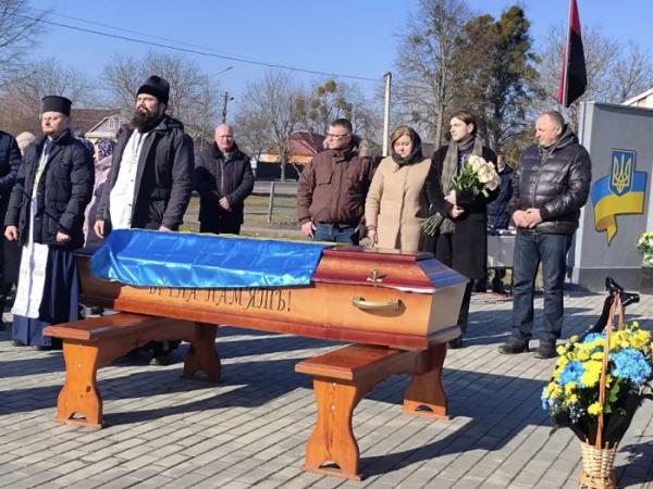 Пів року вважали зниклим безвісти: Копачівська громада попрощалася із захисником України Аркадієм Луцюком12