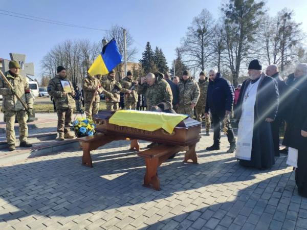 Пів року вважали зниклим безвісти: Копачівська громада попрощалася із захисником України Аркадієм Луцюком11