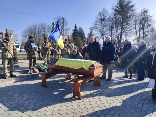 Пів року вважали зниклим безвісти: Копачівська громада попрощалася із захисником України Аркадієм Луцюком10