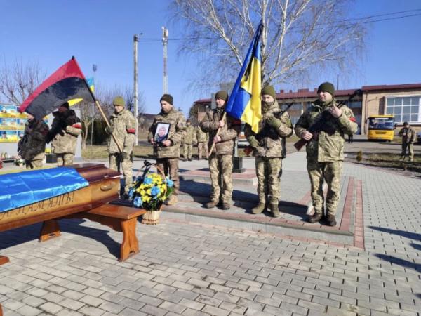 Пів року вважали зниклим безвісти: Копачівська громада попрощалася із захисником України Аркадієм Луцюком13