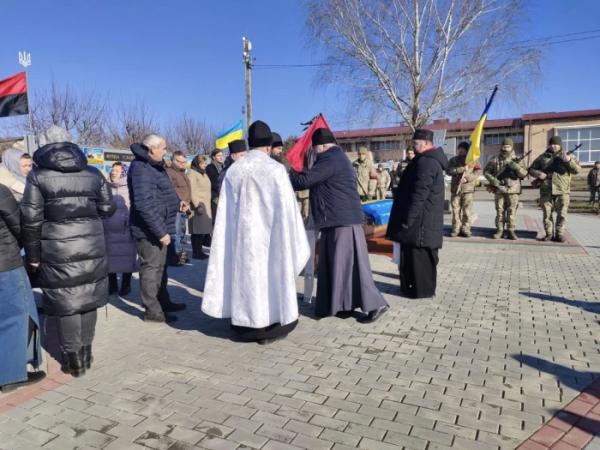 Пів року вважали зниклим безвісти: Копачівська громада попрощалася із захисником України Аркадієм Луцюком14