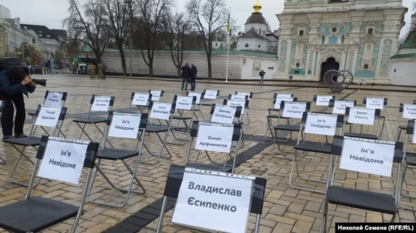 Акція «Порожні стільці» на Софіївській площі у Києві. Фото Миколи Семени