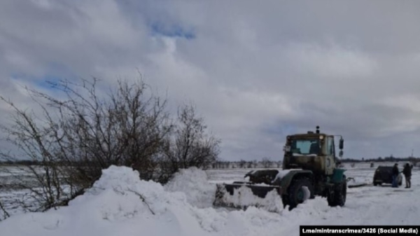 Важка техніка чистить снігові кучугури на автодорозі в Криму. 8 лютого 2025 року