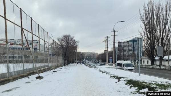 Тротуар на вулиці Толстого в Сімферополі вже кілька днів чекає своєї черги на обробку реагентами. Крим, 10 лютого 2025 року