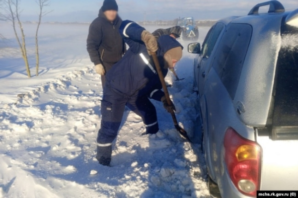 Співробітники «Крим-Спас» евакуювали автомобіль, що застряг у сніговій кучугурі. Крим, 10 лютого 2025 року