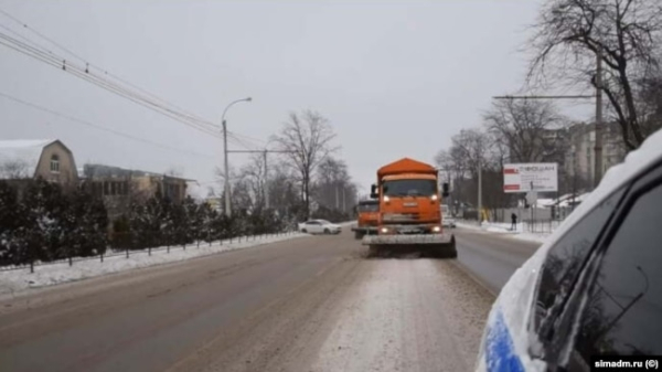 Снігоприбиральна техніка на вулицях Сімферополя під час снігопаду. Крим, 10 лютого 2025 року