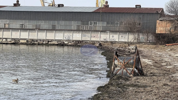 У Керчі знову викинуло на берег фрагменти бонових загороджень0