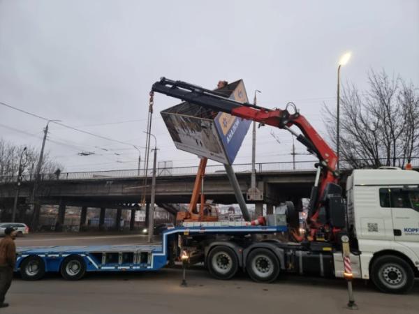 У Луцьку демонтовують рекламні білборди, власники яких мають мільйонні борги перед містом3