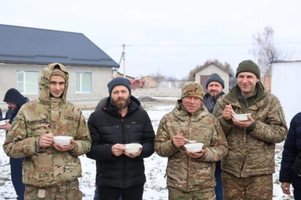 У Луцьку для нацгвардійців, які повернулися з фронту, влаштували релакс у басейні та іпотерапію6