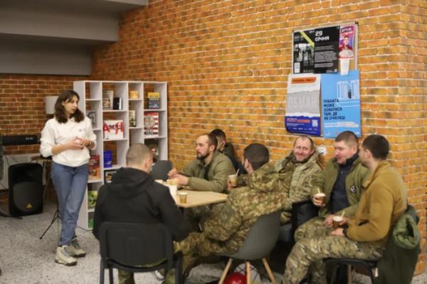 У Луцьку для нацгвардійців, які повернулися з фронту, влаштували релакс у басейні та іпотерапію1