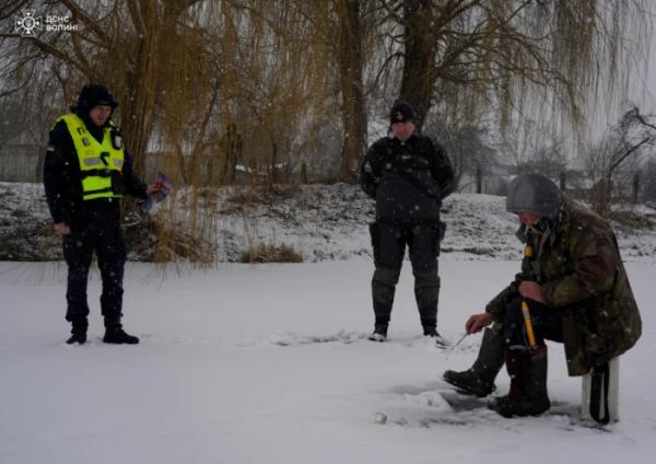 У Луцьку водолази вийшли на лід, щоб застерегти любителів зимової риболовлі2