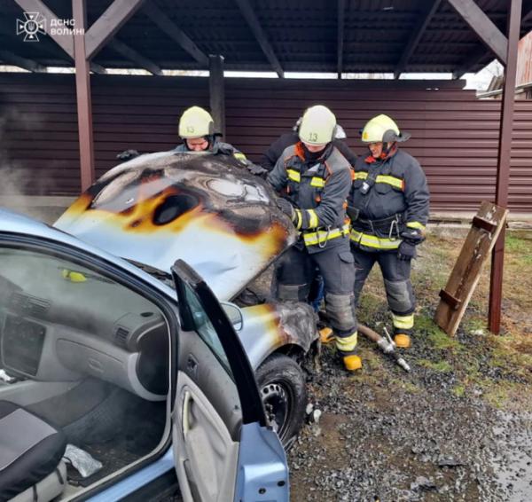 На лінію 101 надійшло повідомлення про пожежу – у Прилісному на території приватного домоволодіння горів легковий автомобіль