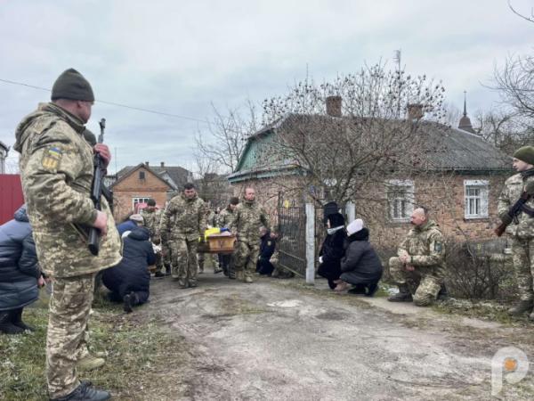 У Рожищі в останню дорогу провели захисника України Павла Бурця2