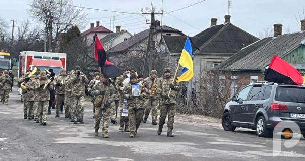 У Рожищі в останню дорогу провели захисника України Павла Бурця