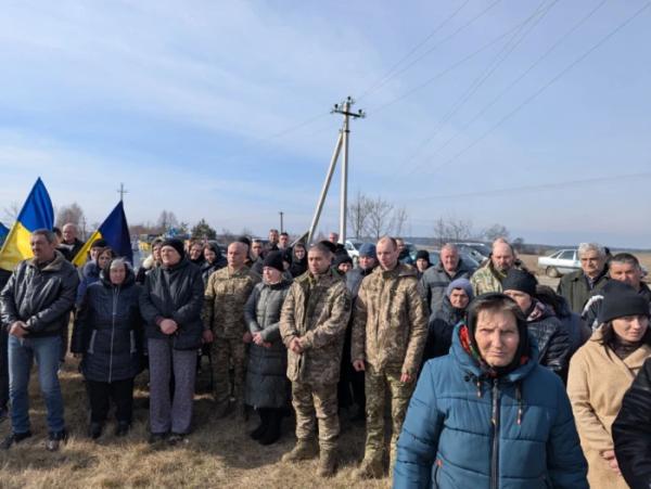 У селі Стеблі попрощалися із захисником Євгенієм Гутевичем32