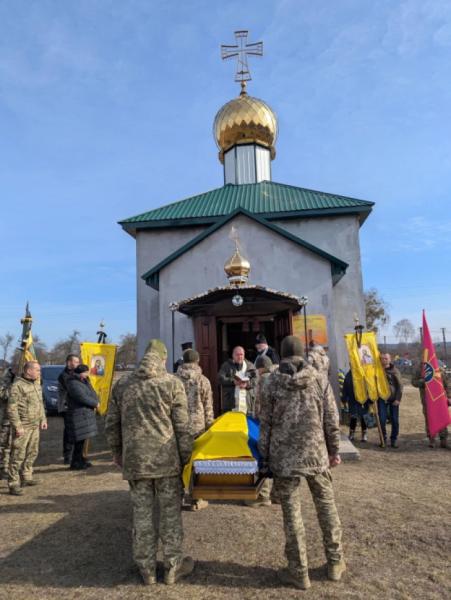 У селі Стеблі попрощалися із захисником Євгенієм Гутевичем17