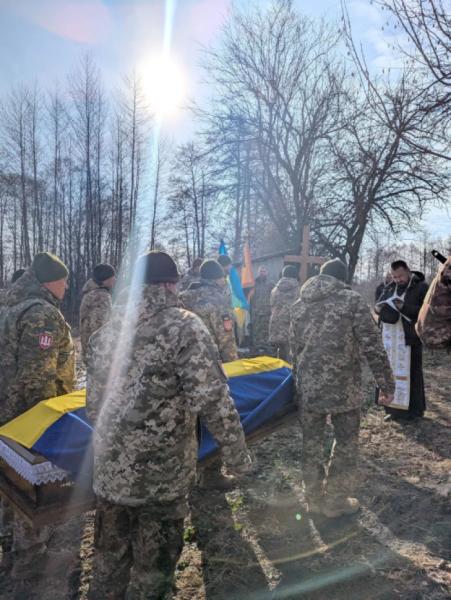 У селі Стеблі попрощалися із захисником Євгенієм Гутевичем2