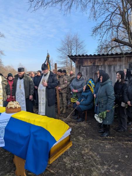 У селі Стеблі попрощалися із захисником Євгенієм Гутевичем9