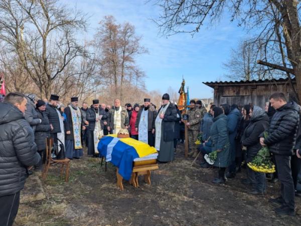 У селі Стеблі попрощалися із захисником Євгенієм Гутевичем6