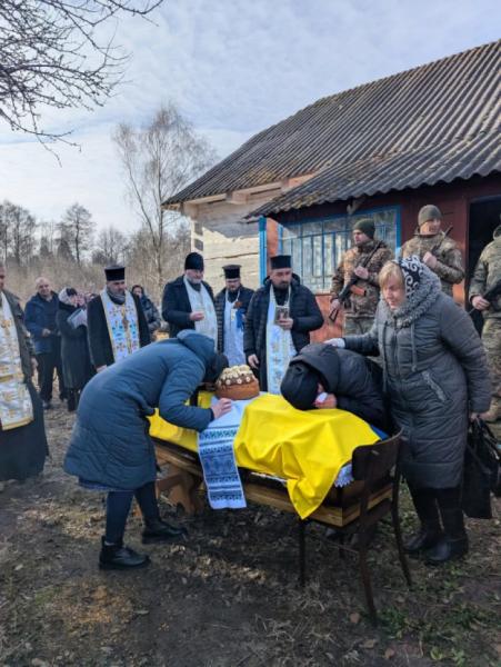 У селі Стеблі попрощалися із захисником Євгенієм Гутевичем7