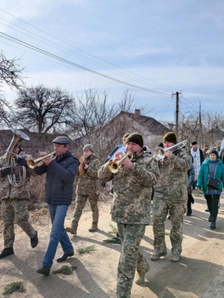 У селі Стеблі попрощалися із захисником Євгенієм Гутевичем25