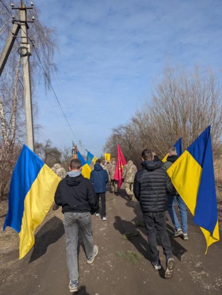 У селі Стеблі попрощалися із захисником Євгенієм Гутевичем15