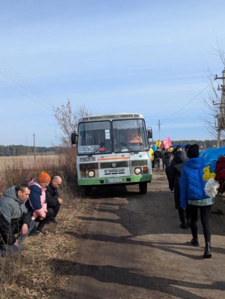 У селі Стеблі попрощалися із захисником Євгенієм Гутевичем27