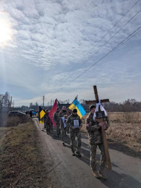 У селі Стеблі попрощалися із захисником Євгенієм Гутевичем5