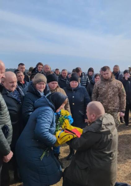 У селі Стеблі попрощалися із захисником Євгенієм Гутевичем41