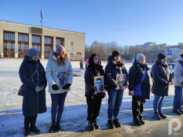 «Зупинись. Вшануй»: у Шептицькому провели акцію нагадування про хвилину мовчання15