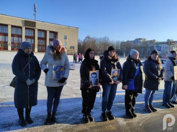 «Зупинись. Вшануй»: у Шептицькому провели акцію нагадування про хвилину мовчання16