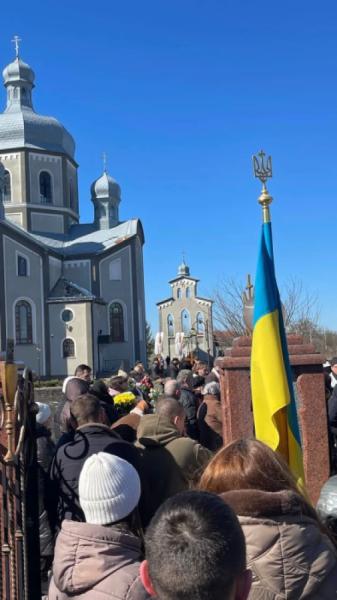 "Душа летить у вічність": Красне попрощалося з Героєм Михайлом Рачкевичем