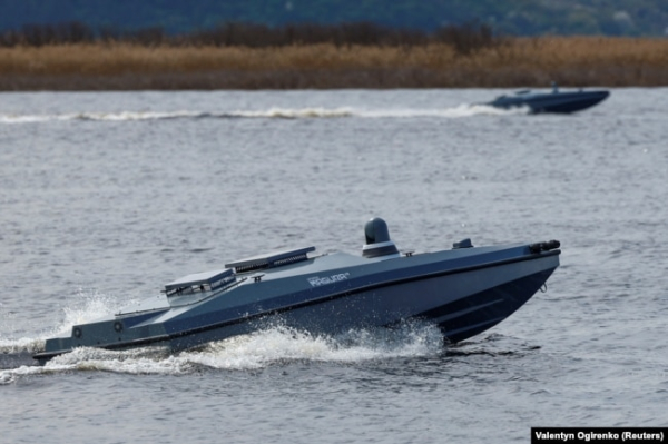 Український безпілотний морський апарат Magura V5 на воді під час виставки військової техніки та зброї, 13 квітня 2024 року