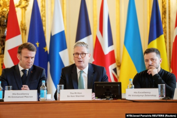 Зліва направо: президент Франції Емманюель Макрон, прем'єр-міністр Великої Британії Кір Стармер і президент України Володимир Зеленський на саміті європейських лідерів, присвяченому європейській безпеці та Україні, в Ланкастер-хаусі в Лондоні, Велика Британія, 2 березня 2025 року