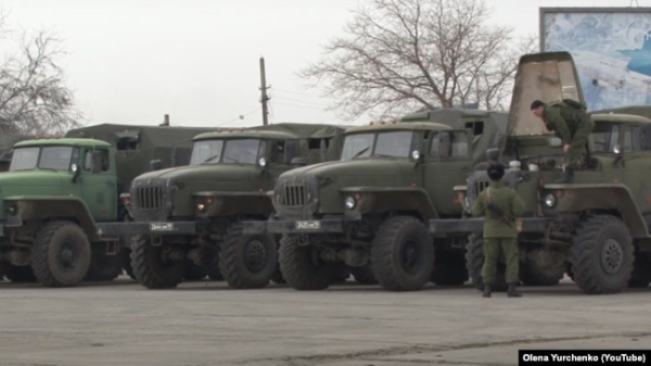 Російські військові на поромній переправі у Керчі. Крим, 1 березня 2014 року