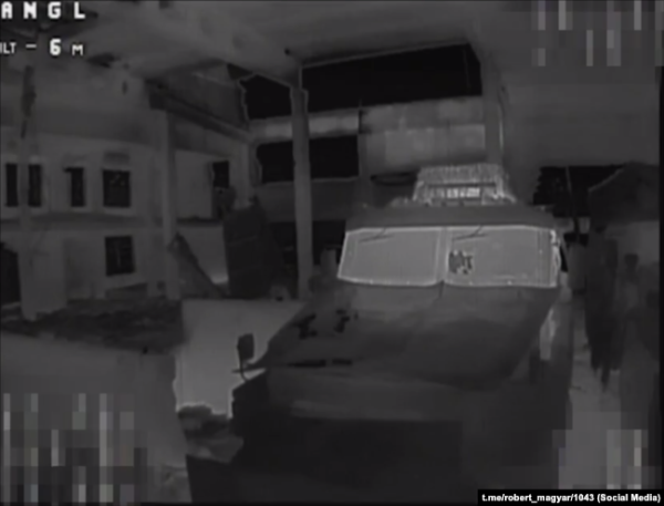 Український FPV-дрон на оптоволокні «Птахів Мадяра» знайшов цілі всередині приміщення, скриншот кадру перед вибухом
