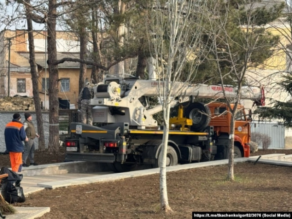 Автокран на місці аварії машини «швидкої допомоги» на міському фонтані у Феодосії, 9 березня 2025 року