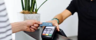 Неможливо розрахуватися карткою: у роботі Visa та Mastercard стався масовий збій