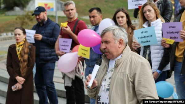 Акція на підтримку фігуранта «справи українських диверсантів» Володимира Дудки у Києві, 30 вересня 2019 року. З мікрофоном – президент Центру глобалістики «Стратегія ХХІ» Михайло Гончар