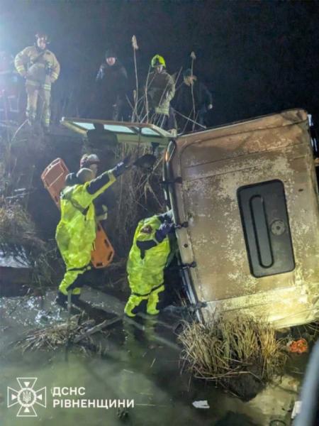 Поблизу Богдашева вантажівка з’їхала у водойму: водія діставали рятувальники1