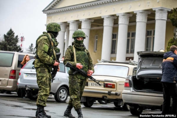 Збройні російські військові без розпізнавальних знаків в аеропорту Сімферополя, 28 лютого 2014 року