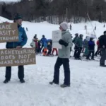 Проукраїнські протестувальники зірвали відпочинок віцепрезидента Джей Ді Венса на гірськолижному курорті