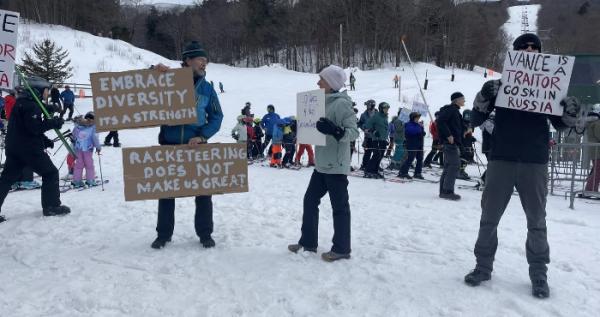 Протестувальники з плакатами